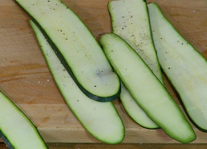 Открытый пирог с цукини и козьим сыром 