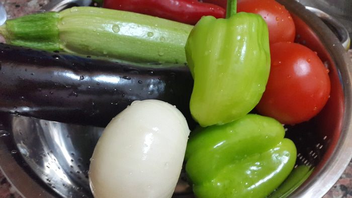 Куриная печень, запеченная с овощами