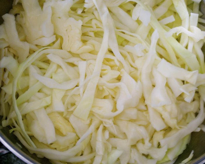 Фаршированная цесарка с капустой