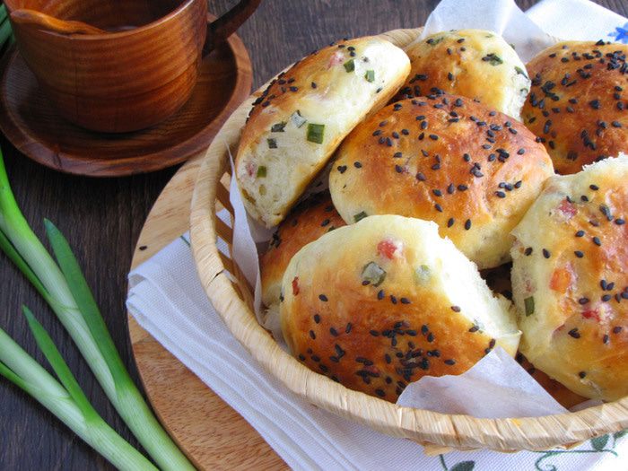 Булочки с зеленым луком и ветчиной