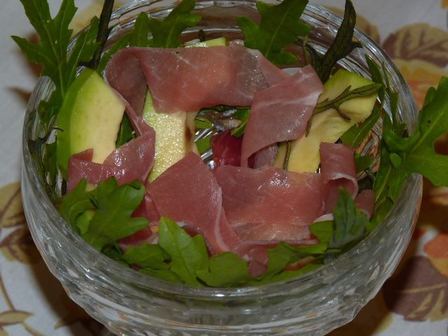 Салат с клубникой и хамоном для романтического ужина