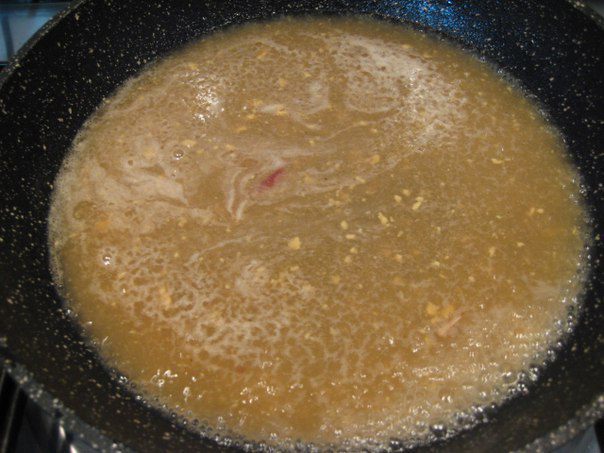 Кролик с яблоками и красным луком