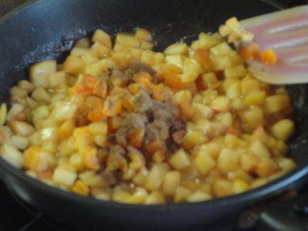 Крамбл яблочный с курагой и абрикосовым пюре