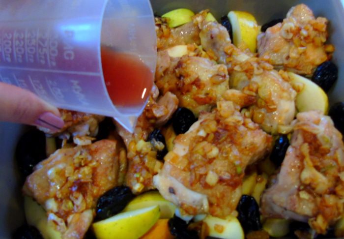 Соте из курицы с яблоками и черносливом