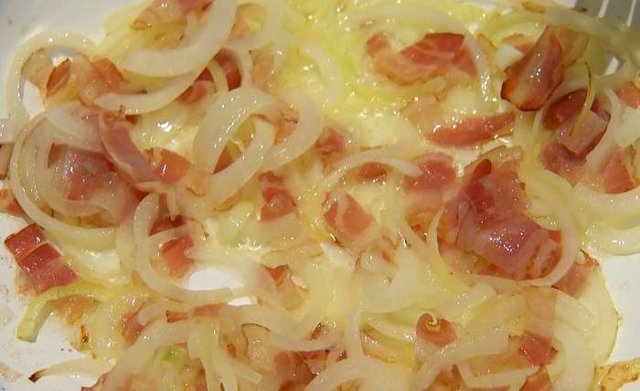Маффины с карамелизированным луком, беконом и зеленым горошком