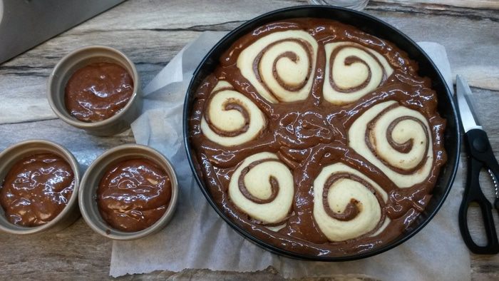Шоколадный пирог с булочками