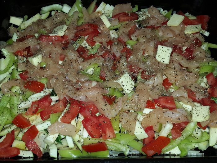 Молодые овощи, запеченные с куриным филе