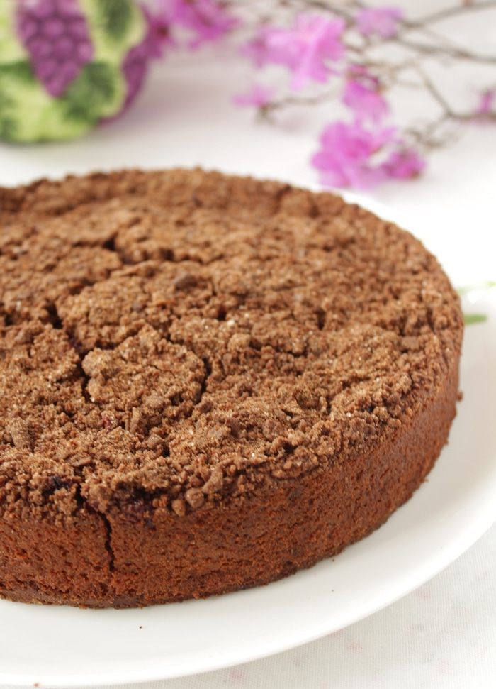 Шоколадно-творожный пирог с брусникой