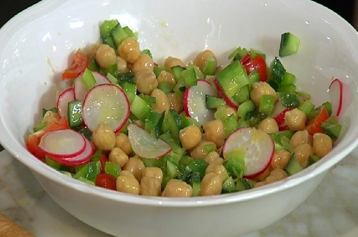 Ароматные лодочки с салатом из нута и свежих овощей 