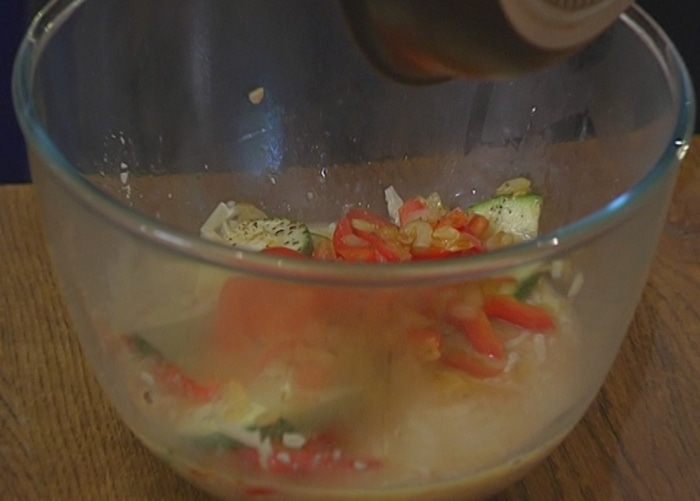 Фриттата с тунцом, кабачком и сладким перцем 