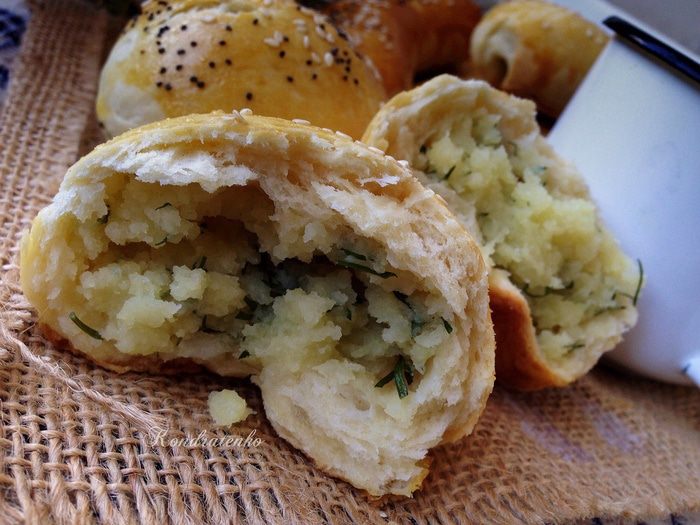 Пирожки с картошкой и зеленью на кефире (бездрожжевые)