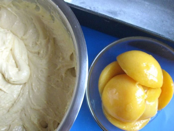 Цитрусовый кекс в шапочке из персиков и фундука