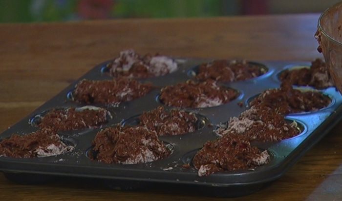 Шоколадные маффины с черешней 