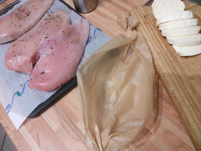 Капрезе из курицы, запеченный в пергаменте