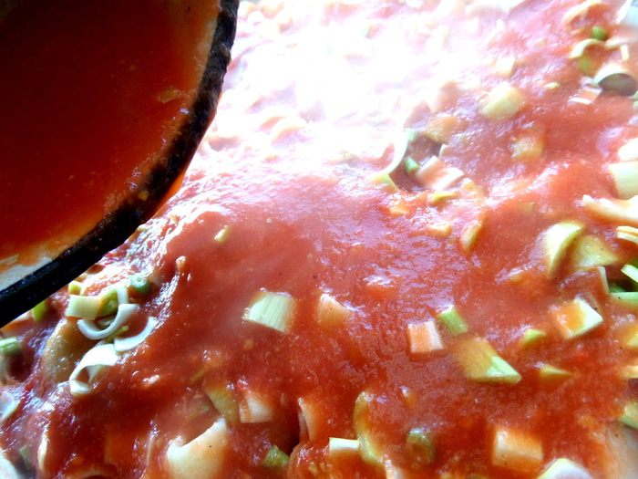 Баварские колбаски с итальянской пастой под сырным штрейзелем