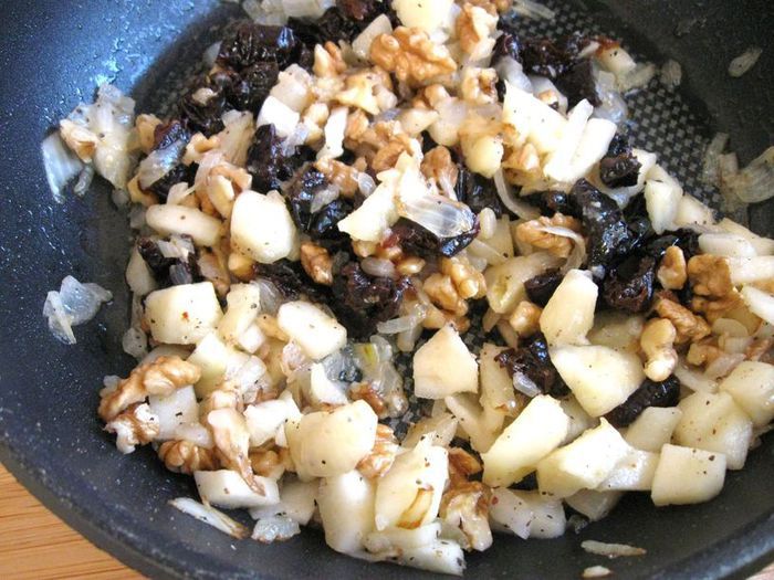 Курица, фаршированная орехами, черносливом и яблоком