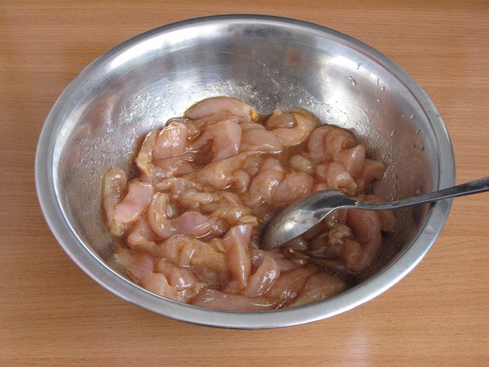 Теплый салат с куриным филе по-тайски