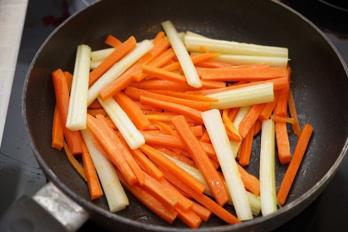 Завитушки из куриного филе с морковью и сельдереем