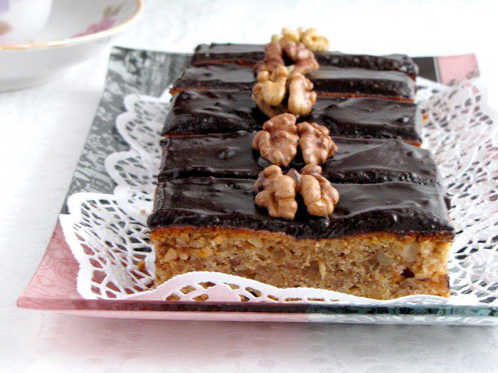 Чайный медовик с грецкими орехами