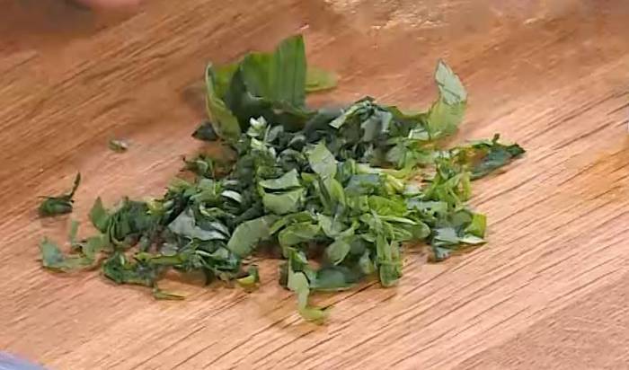 Паста со сливочным соусом из порея и шпината 