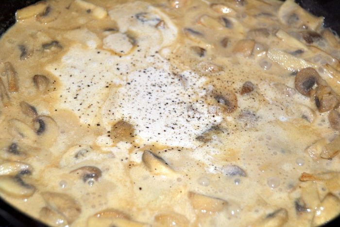 Куриные голени с шампиньонами в горчичном соусе