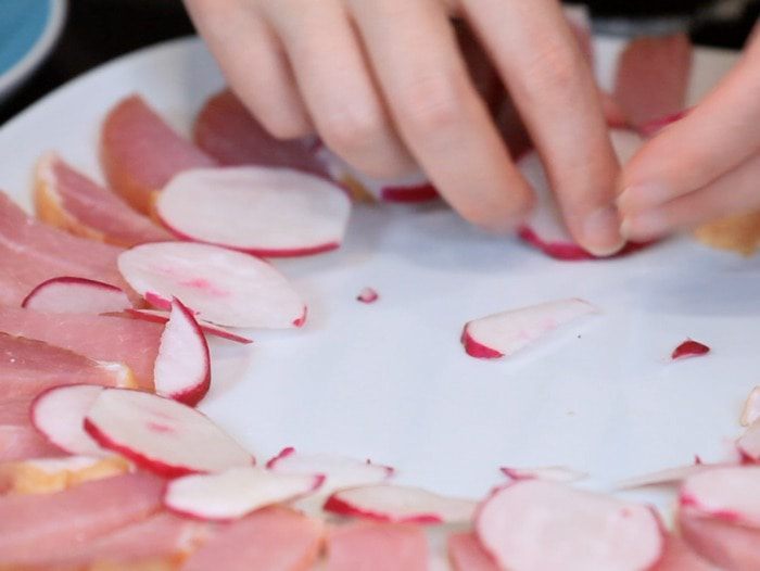 Картофель с горошком и ветчиной