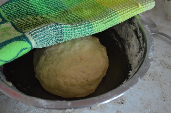 Сдобный пирог с вишнями и маком