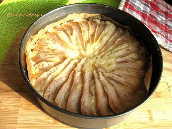 Шарлотка с грушами