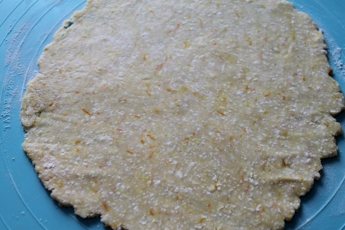 Рогалики с клюквой и кедровыми орешками