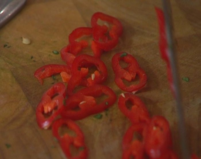 Острый салат из фасоли с креветками