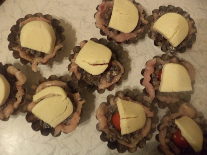 Кексы  из  куриного  филе  с  шампиньонами и сулугуни