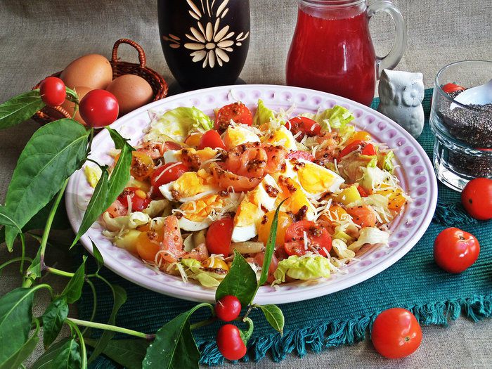 Салат с лососем, яйцом, овощами и семенами чиа