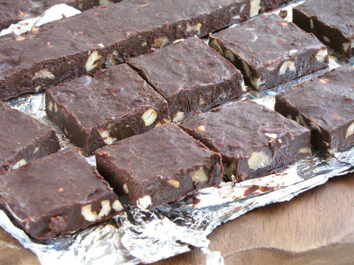 Шоколадная помадка с орехами