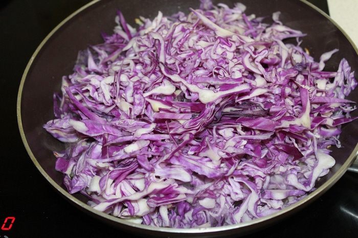 Свинина с красной капустой и яблоками