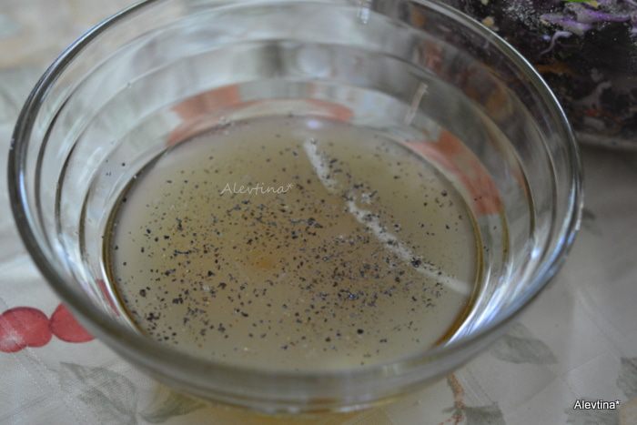 Салат с овощами и красной капустой