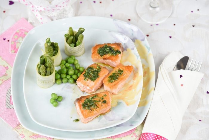 Семга с соусом эскарго и овощными роллами