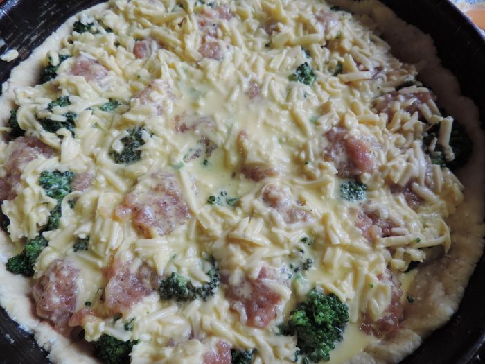 Творожный пирог с мясными шариками и овощами под сырной заливкой