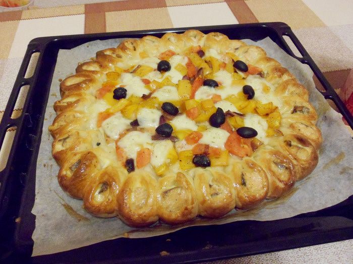 Пирог с лососем и моцареллой