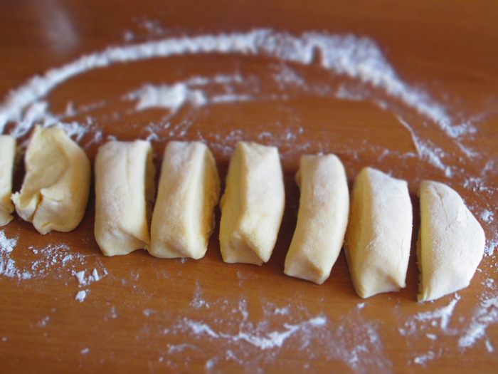 Пасхальные творожные булочки с заварным кремом и абрикосами