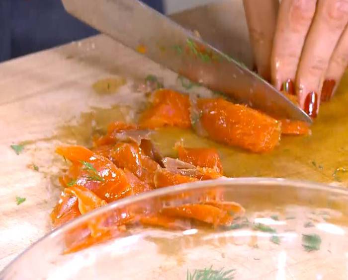 Мини-киши со шпинатом, копченой рыбой и помидорами 