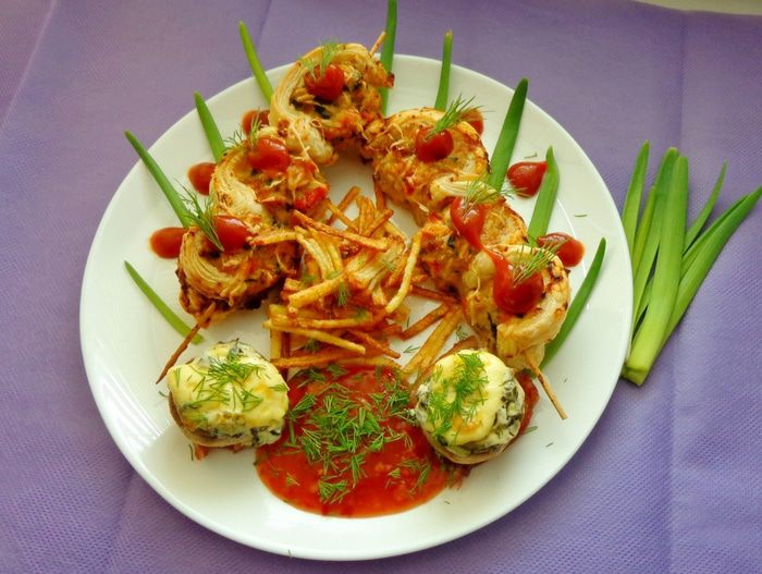 Мясные шарики со шпинатом в слоеном тесте с фаршированными шампиньонами