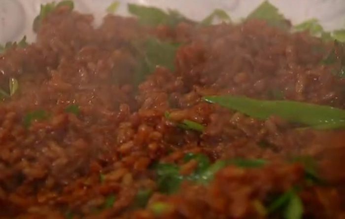 Теплый салат из красного риса с зеленью и миндалем