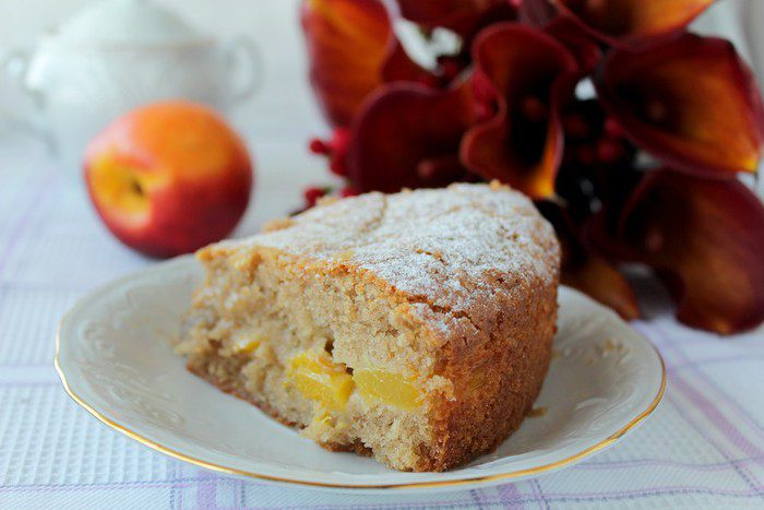 Пирог с нектаринами и корицей