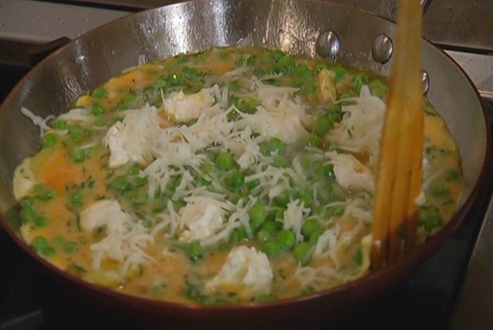 Омлет с зеленым горошком, картофелем и сыром 