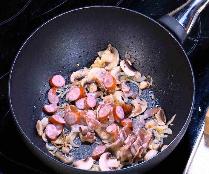 Пряный рис с яйцом и беконом 