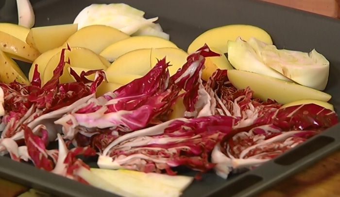 Дорада, запеченная с овощами и розмарином 