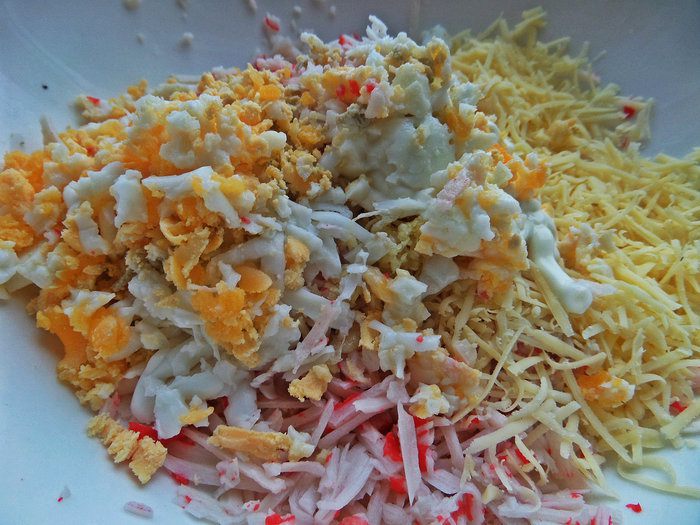 Салат из овощей с пастой и сырными шариками