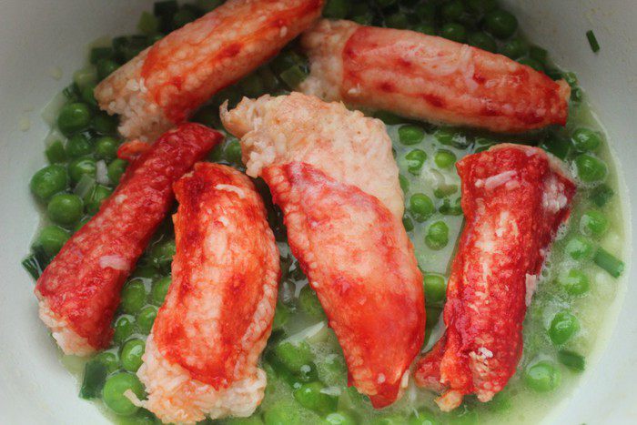 Мафальдине с камчатским крабом и зеленым горошком, запеченные в пергаменте