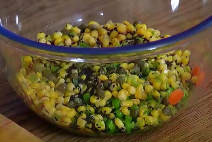 Салат из молодых овощей с соусом из петрушки 