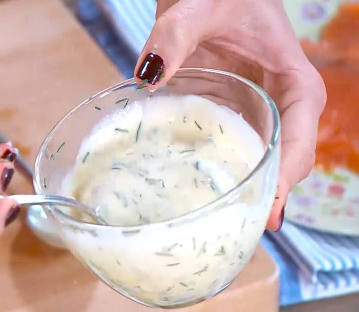 Салат с семгой, перепелиными яйцами и редисом 